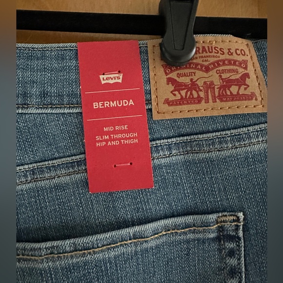 Levi’s midrise Bermuda jean shorts with destruction, size 33, NWT - Picture 4 of 7